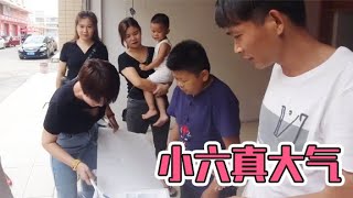 小六给枫枫送了当地有名的陶瓷，每个人送一套，大方的小六真霸气【农人DJ枫枫】