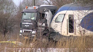 Trein ramt vrachtwagen op spoorwegovergang in Udenhout