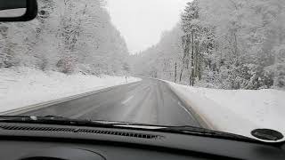 Autofahrt durch einen traumhaft verschneiten Wald