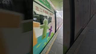 高雄輕軌（逆行）列車（高雄志工城市廣告塗裝）進站@C30科工館站🚄🚋🟩