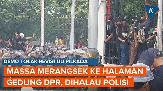 Momen Massa Demo Tolak RUU Pilkada Masuk DPR Usai Jebol Pagar, Langsung Dihalau Polisi