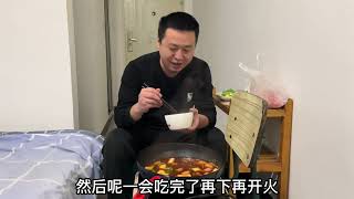 大壮发工资犒劳自己，花50元买食材吃羊肉火锅，劳逸结合吃的过瘾