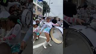 Amy Solorzano tocando banbo #bastoneras #desfile