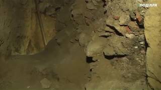 Кам’яну стіну, якої немає на мапі замку, розкопали археологи у Меджибожі