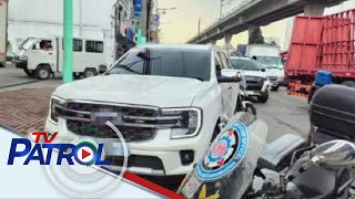 Traffic enforcer nasagi ng sasakyang nagpumilit pumasok sa EDSA Bus Carousel lane | TV Patrol