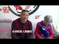 人肉座椅！60岁儿子抱90岁父亲晒太阳，只因医院凳子凉……