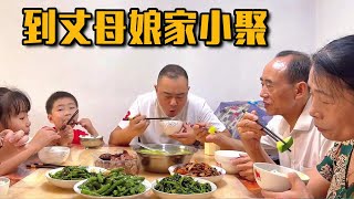 胖哥带家人回丈母娘家小聚，准备了满满一桌菜，媳妇开心的不得了【胖子视界】