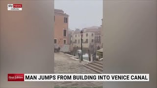 Tuffi funambolici nei canali a Venezia, il video di \