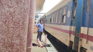 フエ駅から発車オーライ🇻🇳陥没した場所を見張る駅員 #việtnam #train #hue #ベトナム #鉄道 #danang #観光 #列車 #vietnam #古都漫遊 #駅 #station