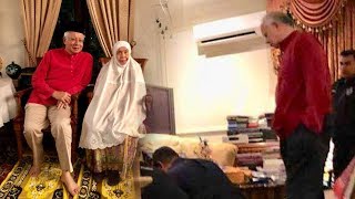 FB pic shows Najib with mum amid police search