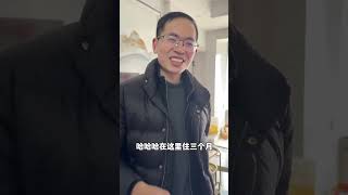 走过橱窗映着我们三代人的影子，时光被这突然放晴的阳光拉长。原来幸福就在这平平淡淡的日子里，在这街头巷尾零散的欢愉里！1