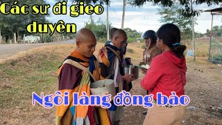 Người Dân Đồng Bào Rất Quý Các Sư.Nhờ Các Sư Đi Gieo Duyên Mà Bà Con Biết Đến 13 Hạnh Đầu Đà