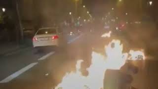 Los disturbios en la ciudad de París incluso quemaron la bandera de Ucrania, lo que sucedió