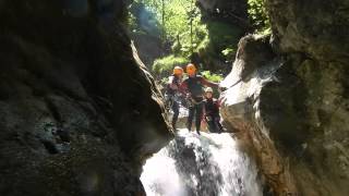 Canyoningtour Burggrabenklamm - 3 Meter Sprung im unteren Teil der Schlucht.