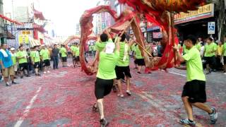 天師宮位於台北市大同區延平北路三段99號 舞龍