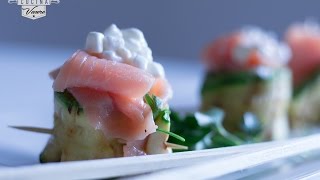 sushi italiano con zucchine alla griglia, salmone affumicato e fiocchi di latte