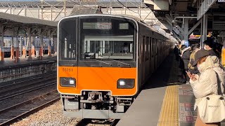 東武50050系51061編成が到着するシーン