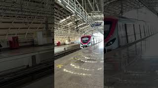 Mumbai Metro Train #mumbaimetro #mumbaitravelblogger #mumbailocaltrain