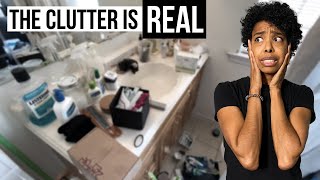 🚽🧻 SMALL BATHROOM DECLUTTER AND ORGANIZATION | minimalist declutter my tiny bathroom with me!