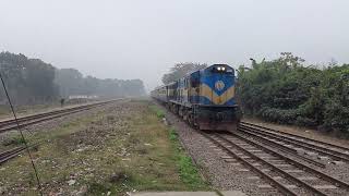 Dhalarchar Express entering Azimnagar Railway station