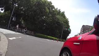 突然左折する自動車に衝突寸前の自転車