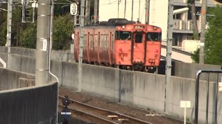 一畑電車の電鉄出雲市駅から見た出雲市駅を出発する山陰本線上りキハ47形