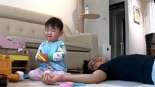 (ENG) Baby reaction when Korean dad pretends to die.