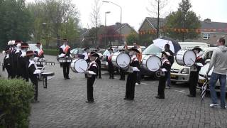 Jong Jubal repeteren voor parade drums