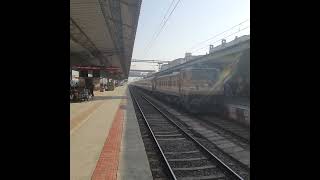 22929 Dahanu Road Vadodara SF Express arrives at Vapi with Valsad WAP-4 22921.