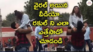 Siddharth Malhotra Lifts Rakul Preet Singh In Public | Aiyaary Movie Promotions | Film Mantra Siddharth Malhotra Lifts Rakul Preet Singh In Public | Aiyaary Movie Promotions | Film Mantra