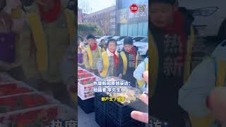 男子在托管所旁边摆摊一年多，经常和孩子们互动 家长也经常光顾，男子为表感谢给每位孩子赠送水果