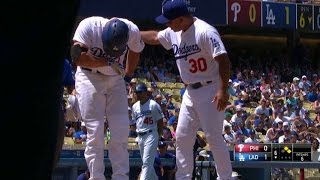 PHI@LAD: Seager hit on the wrist, remains in the game