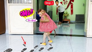 Monkey Lyly was confused because she made the floor dirty when her mother had just cleaned it