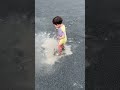 水たまりで豪快に遊ぶ1歳児