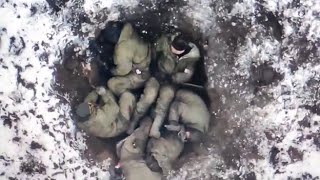 Soldati russi in una buca al fronte: drone sgancia un ordigno ma loro non scappano perché...