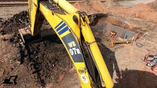 Práce traktorbagrem Komatsu WB97R | Working with a Komatsu WB97R backhoe loader