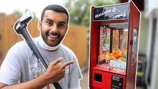 CLAW MACHINE VS GIANT AXE!!! (WHAT'S INSIDE A CLAW MACHINE!!) 😱