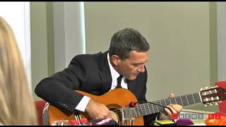 Антонио Бандерас играет на гитаре в банке в Алматы - видео Руслана Канабекова