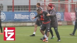 Franck Ribéry und Hermann Gerland: Die beiden treiben Späßchen im Training - FC Bayern München