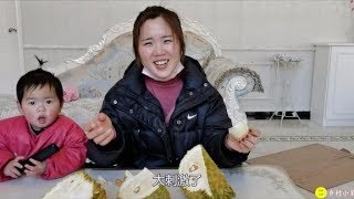 小岩花200元买个大水果，20多年第一次吃榴莲，切开尝后太刺激了