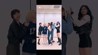 둠칫!🕺🏻 둠칫!🕺🏻 #두둠칫댄스 #EVERGLOW #에버글로우 #Shorts