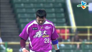 20130928 CPBL 桃猿vs犀牛 2下 高國輝闖二壘～～～～ 還是黃浩然的傳球比較快 阻殺成功