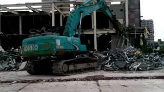 KOBELCO SK200型 大鋼牙拆除 大規模な鋼の歯の除去 Large steel Teeth 樓上還有一台KOMATSU 70型