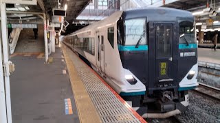 JR東日本E257系2500番台NC-34編成が回送列車として大宮駅7番線を発車するシーン(2023/12/09)