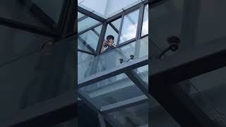 20180829 侯明昊 taking a photo of his fan girls from a window｜fancam