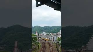 山陽本線　笠岡駅の近くの陸橋から　３両編成の黄色い列車