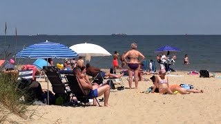 Spokojna plaża w Sopocie na wschód od molo 7-07-2023