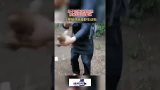 贵州：男子抓猴宝宝拍照，被猴妈妈追着跑