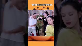 张婧仪跳舞，真的好僵硬，还好她选择做演员