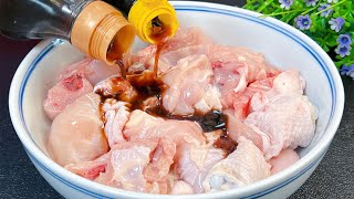 Pour the vinegar into the chicken, and it tastes better than sweet and sour pork ribs.